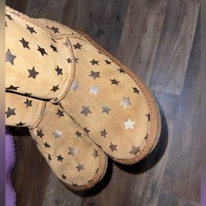 UGG TODDLER BOOTS SIZE 13 Beige/stars